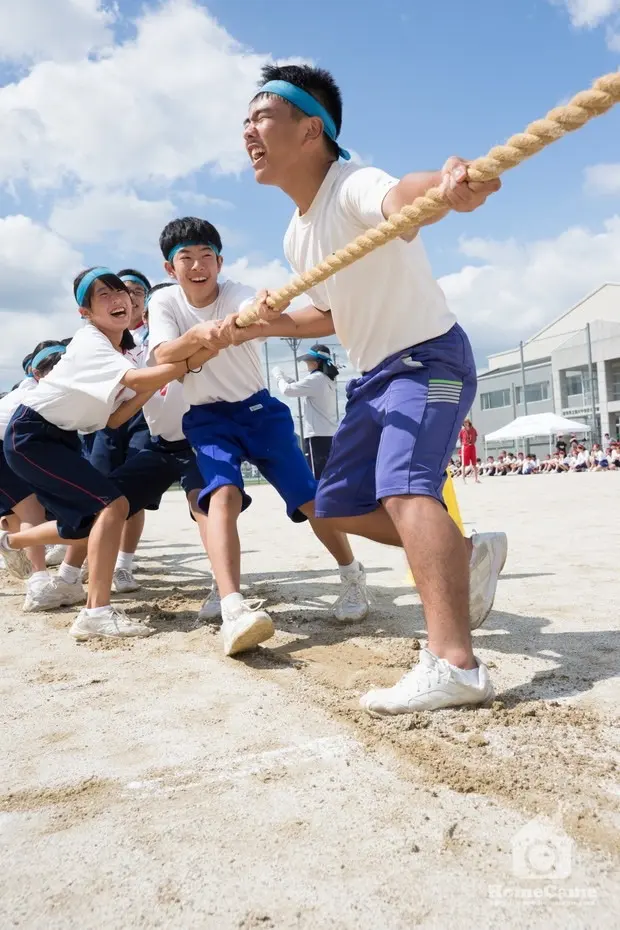 運動会で、力いっぱい綱を引く子どもたち